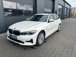 Weiß Gebraucht 2021 BMW 330e Advantage Kombi | 25.980 € (Fairer Preis)