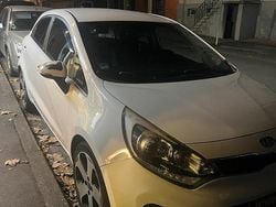 Weiß Gebraucht 2011 Kia Rio Kleinwagen | 5.500 € (Etwas zu teuer)