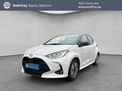 Weiß Gebraucht 2024 Toyota Yaris Hybrid Limousine | 25.490 € (Fairer Preis)