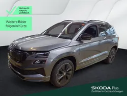 Graphitegrau metallic Gebraucht 2024 Skoda Karoq SportLine SUV | 35.249 € (Etwas zu teuer)