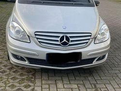Silber Gebraucht 2007 Mercedes 180 Limousine | 2.900 €
