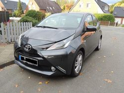 Grau Gebraucht 2015 Toyota Aygo X-play Kleinwagen | 7.200 € (Guter Preis)