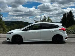 Weiß Gebraucht 2015 Ford Focus ST Limousine | 10.900 € (Guter Preis)