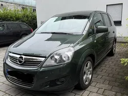 Grün Gebraucht 2010 Opel Zafira Van / Kleinbus | 5.780 € (Etwas zu teuer)