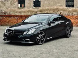 Schwarz Gebraucht 2011 Mercedes E350 AMG Coupé | 10.999 €