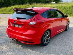 Rot Gebraucht 2013 Ford Focus ST Limousine | 9.999 € (Fairer Preis)