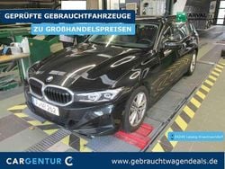 Black sapphire (metallic) Gebraucht 2024 BMW 320 Sport Line Kombi | 25.990 € (Superpreis)