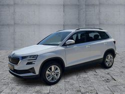 Moonweiss metallic Gebraucht 2024 Skoda Karoq Selection SUV | 26.650 € (Superpreis)