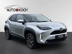 Shimmering silver metallic Gebraucht 2024 Toyota Yaris Hybrid Connect Style | 25.990 € (Fairer Preis)