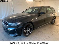 Black sapphire metallic Gebraucht 2024 BMW 330 M Sport Kombi | 38.950 € (Superpreis)