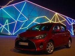 Rot Gebraucht 2014 Toyota Yaris Hybrid Kleinwagen | 9.300 € (Fairer Preis)