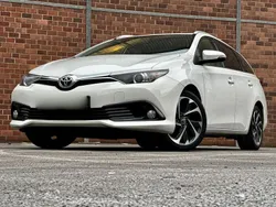 Weiß Gebraucht 2016 Toyota Auris Touring Sports Design Kombi | 8.998 € (Fairer Preis)