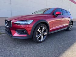 Rot Gebraucht 2019 Volvo V60 CC Pro Kombi | 26.480 € (Etwas zu teuer)