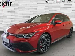 Kings red metallic (metallic) Gebraucht 2024 VW Golf VIII GTI Clubsport Limousine | 34.467 € (Guter Preis)