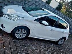 Weiß Gebraucht 2014 Peugeot 208 Kleinwagen | 5.900 € (Fairer Preis)
