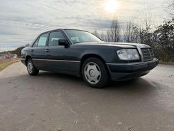 Grau Gebraucht 1993 Mercedes 200 Limousine | 4.990 €