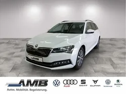 Moonweiß perleffekt/moonweis Gebraucht 2023 Skoda Superb Ambition Kombi | 27.980 € (Guter Preis)