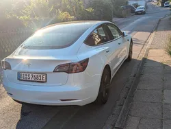Weiß Gebraucht 2021 Tesla Model 3 Standard Range Plus Limousine | 21.700 € (Fairer Preis)