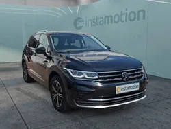 Schwarz Gebraucht 2023 VW Tiguan Elegance SUV | 31.880 € (Fairer Preis)