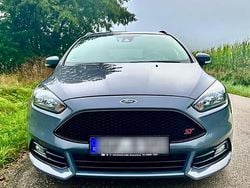 Grau Gebraucht 2015 Ford Focus ST Kombi | 14.899 € (Fairer Preis)