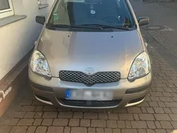 Silber Gebraucht 2003 Toyota Yaris Kleinwagen | 1.650 €