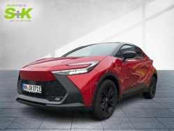 Karminarot metallic / dach sc Gebraucht 2024 Toyota C-HR+ Team SUV | 34.870 €