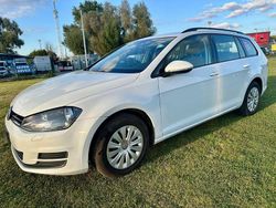 Weiß Gebraucht 2016 VW Golf VII Trendline Kombi | 5.200 €