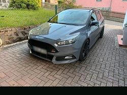 Grau Gebraucht 2016 Ford Focus ST Kombi | 10.400 € (Fairer Preis)