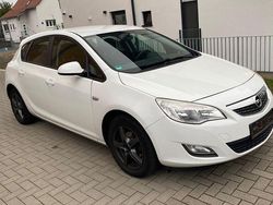 Weiß Gebraucht 2012 Opel Astra Design Edition Limousine | 4.400 € (Guter Preis)