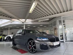Alvitgrau metallic Gebraucht 2022 BMW 545e M Sport Limousine | 59.950 €