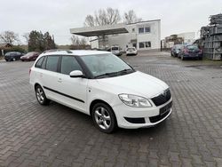 Weiß Gebraucht 2011 Skoda Fabia Family Kombi | 1.999 € (Guter Preis)