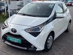 Weiß Gebraucht 2019 Toyota Aygo X-play Kleinwagen | 6.300 € (Fairer Preis)