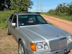 Grau Gebraucht 1994 Mercedes E200 Limousine | 4.000 €