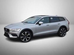 Silver dawn / metallic Gebraucht 2023 Volvo V60 CC Ultimate Kombi | 50.000 €