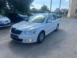 Weiß Gebraucht 2011 Skoda Octavia Ambiente Kombi | 3.200 € (Teuer)