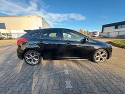 Schwarz Gebraucht 2015 Ford Focus ST Limousine | 12.999 € (Fairer Preis)