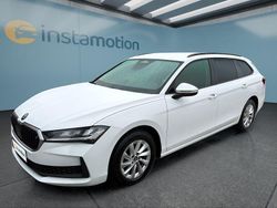 Weiß Gebraucht 2025 Skoda Superb Kombi | 32.249 €