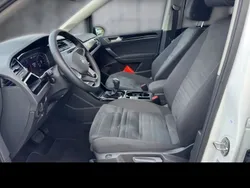 Weiß Gebraucht 2024 VW Touran Pro Van / Kleinbus | 38.098 € (Fairer Preis)