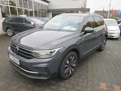 Delfingrau (metallic) Gebraucht 2024 VW Tiguan Move SUV | 32.988 € (Guter Preis)