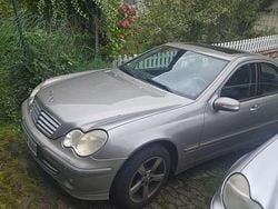 Gebraucht 2004 Mercedes 220 | 2.200 €