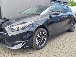 Black pearl Neu 2025 Kia Ceed Gold Limousine | 22.990 € (Fairer Preis)