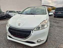 Weiß Gebraucht 2015 Peugeot 208 Style Kleinwagen | 4.299 € (Fairer Preis)