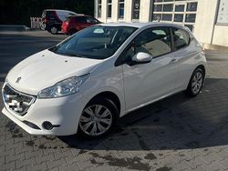 Weiß Gebraucht 2014 Peugeot 208 Kleinwagen | 5.100 € (Fairer Preis)