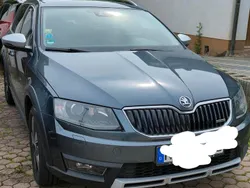 Grau Gebraucht 2015 Skoda Octavia Scout Kombi | 13.500 € (Etwas zu teuer)