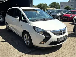 Weiß Gebraucht 2016 Opel Zafira Tourer drive Van / Kleinbus | 9.700 € (Fairer Preis)