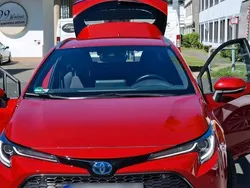 Rot Gebraucht 2020 Toyota Corolla Hybrid Kombi | 20.000 €
