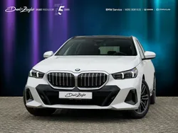 Mineralweiß metallic Gebraucht 2024 BMW 520 M Sport Kombi | 55.999 € (Superpreis)