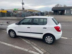 Weiß Gebraucht 2009 Skoda Fabia Kleinwagen | 1.900 € (Guter Preis)