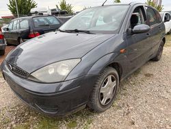Grau Gebraucht 2002 Ford Focus Ambiente Limousine | 490 € (Superpreis)