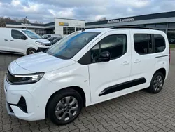 Weiß Gebraucht 2024 Opel Combo Life Van / Kleinbus | 31.690 € (Teuer)